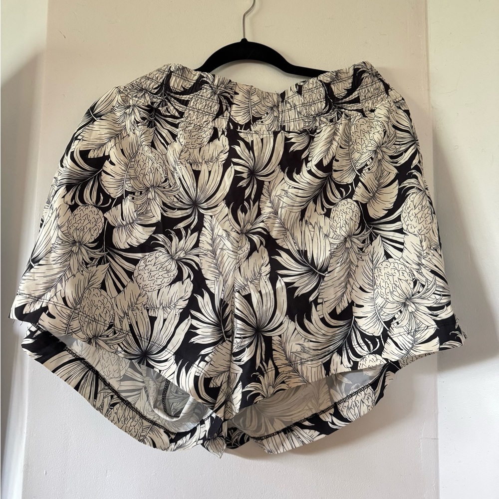 Old Navy Black and White Stretch Tech Tropical-Print Elastic Waist Shorts